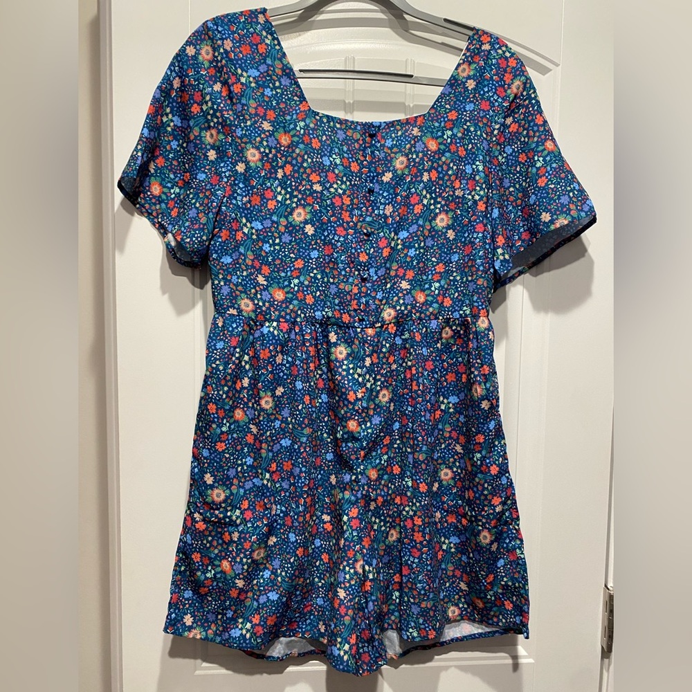 NWT Navy Floral Romper with buttons and pockets, zipper back